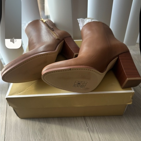 New Michael Kors Tan Ankle Booties - Picture 2 of 2